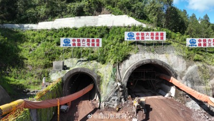 西渝高铁迎来新进展 康渝段站前四标桃园二号隧道贯通 西渝高铁迎来新进展 康渝段站前四标桃园二号隧道贯通