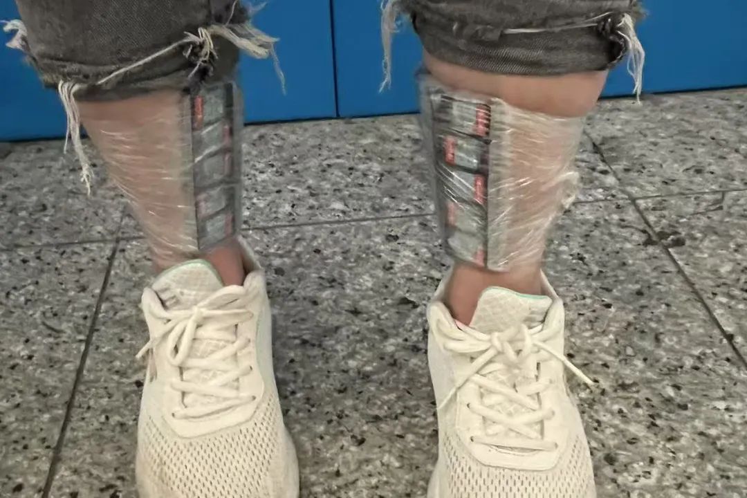 女子入境时用保鲜膜在两腿绑105张SWITCH游戏卡,被海关查获 女子入境时用保鲜膜在两腿绑105张SWITCH游戏卡,被海关查获