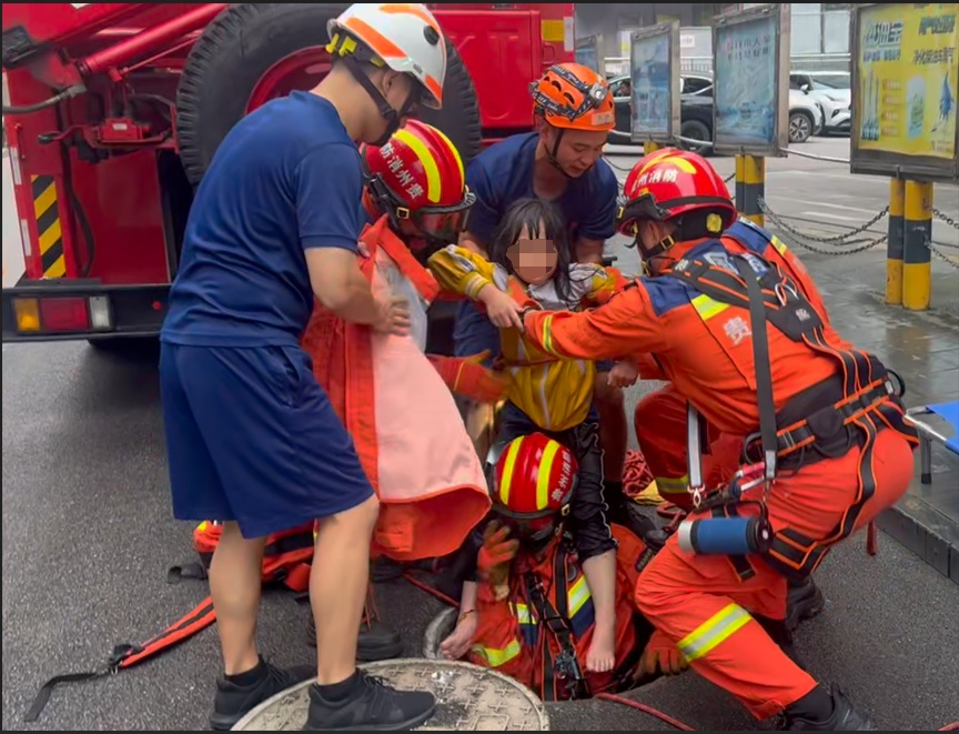 7小时黑暗挣扎！8岁女童被冲进6米深下水道奇迹生还