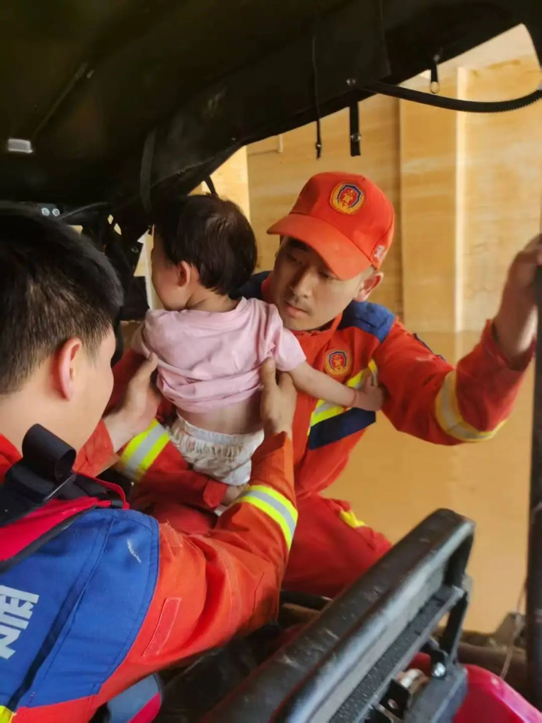 “别怕,我来救你们了!”——贵州省黔东南州榕江县防汛抢险救灾现场直击 “别怕,我来救你们了!”——贵州省黔东南州榕江县防汛抢险救灾现场直击