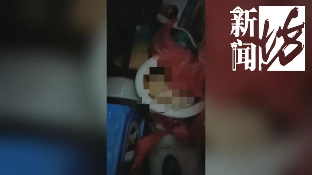 上海一老人拒绝疏通马桶,整栋楼天天被臭味“袭击”!邻居们真崩溃了 上海一老人拒绝疏通马桶,整栋楼天天被臭味“袭击”!邻居们真崩溃了