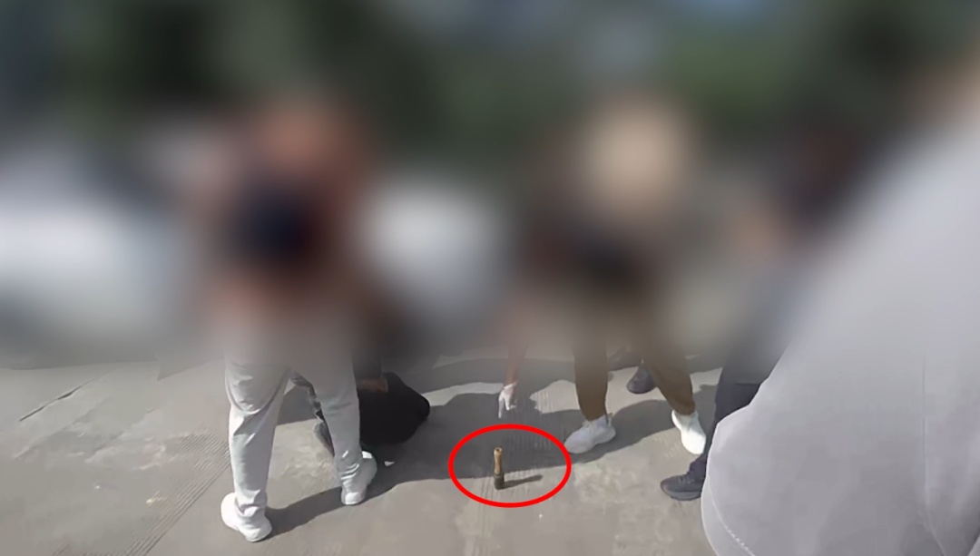 面对警察，丧心病狂的毒贩拉响了手榴弹