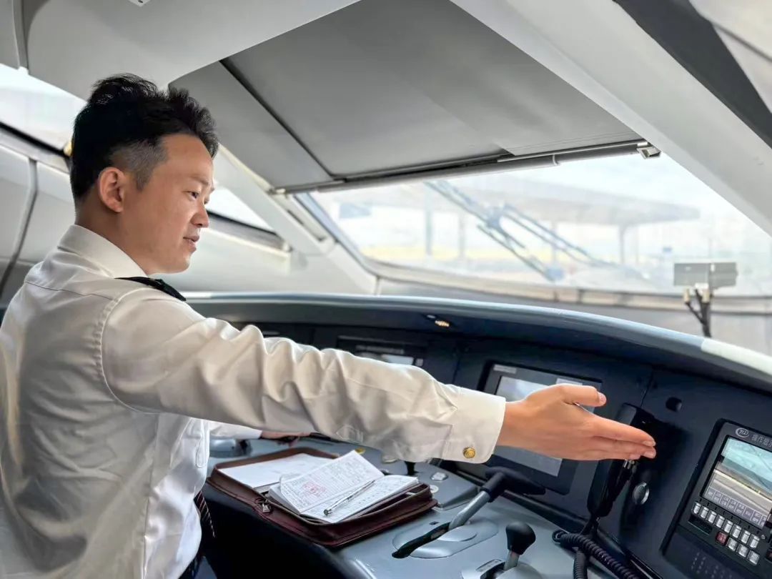 阻挡列车关门,违法! 阻挡列车关门,违法!