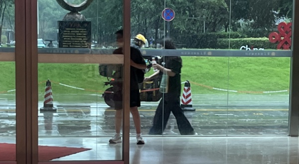 “突然天黑下大雨”，南京发布强对流黄色预警：雷电+强降水+8级阵风