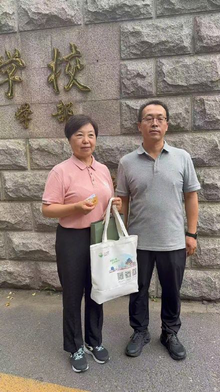 北京海淀区学清路路面塌陷 北京仗义出手设警戒线的市民找到了