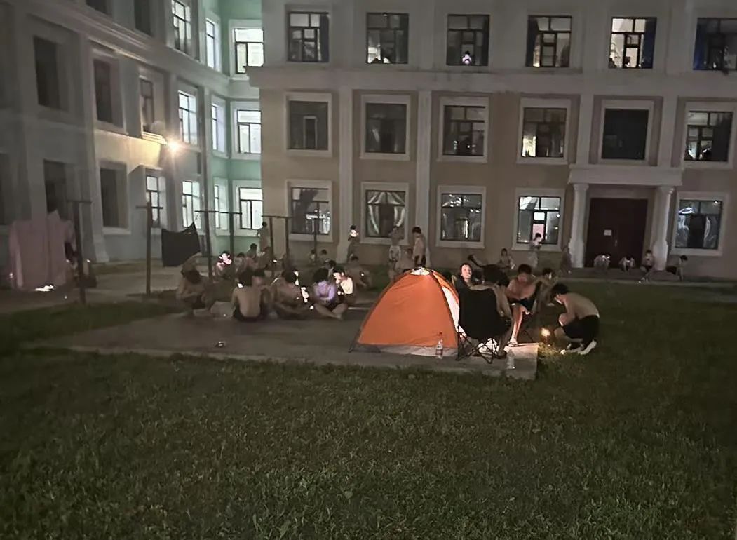 刷爆朋友圈！上海的晚霞美翻了！下班期间，一度集齐4大预警…