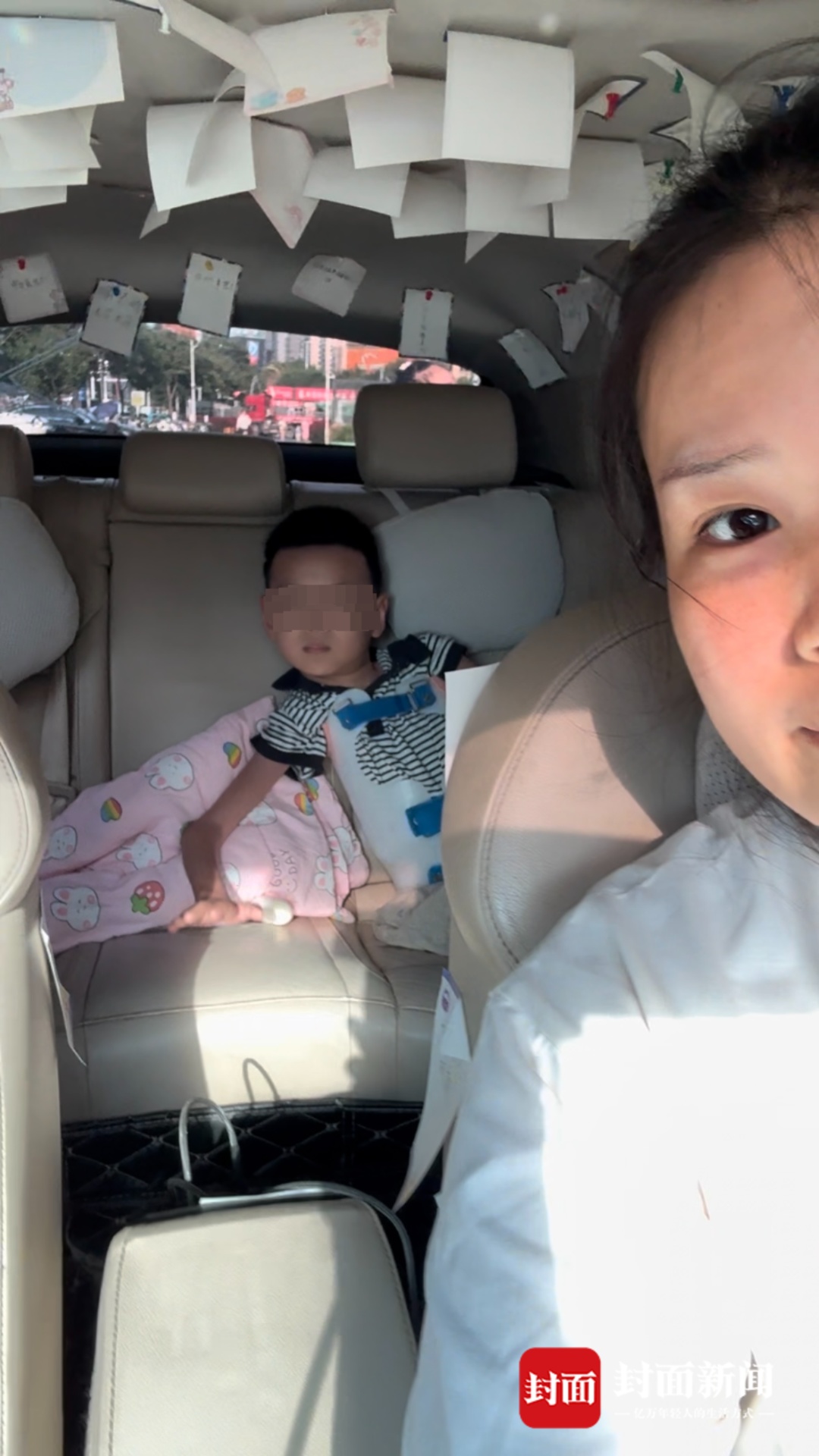 27岁宝妈载罕见病儿子开网约车,乘客祝福贴满车厢,有人偷留1万元现金 27岁宝妈载罕见病儿子开网约车,乘客祝福贴满车厢,有人偷留1万元现金