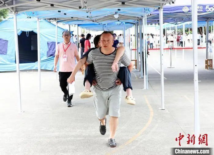 广西“硬汉”父亲背残疾女儿求学十二年，女孩高考成绩出炉了→
