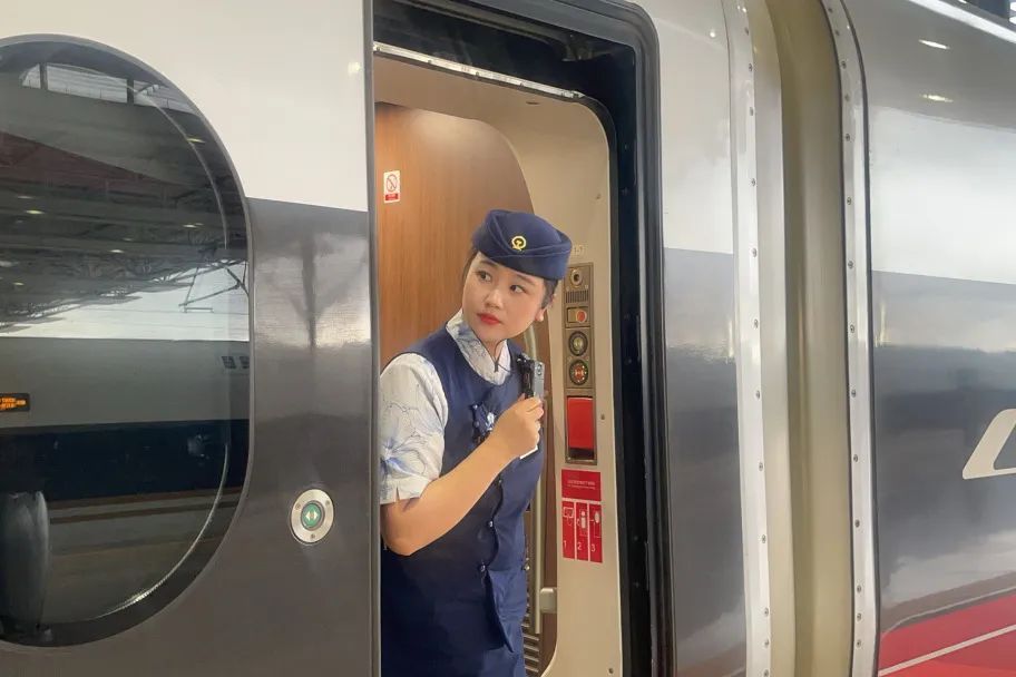 阻挡列车关门,违法! 阻挡列车关门,违法!