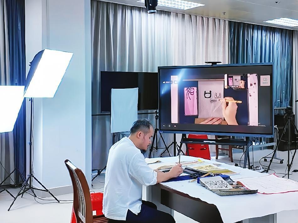 “一课难求”的老年大学 “一课难求”的老年大学