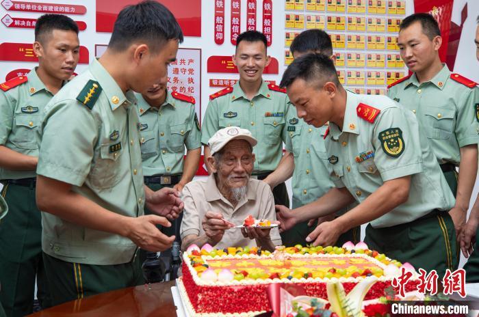 百岁抗战老兵孙洪秀庆生 重返军营参观感慨万千 百岁抗战老兵孙洪秀庆生 重返军营参观感慨万千