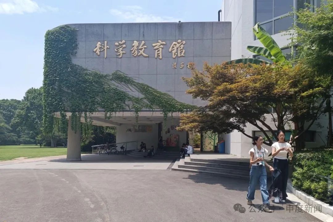 游客夫妻在展馆给婴儿喝奶瓶被赶,上海动物园:不在展馆饮食是文明规范 游客夫妻在展馆给婴儿喝奶瓶被赶,上海动物园:不在展馆饮食是文明规范