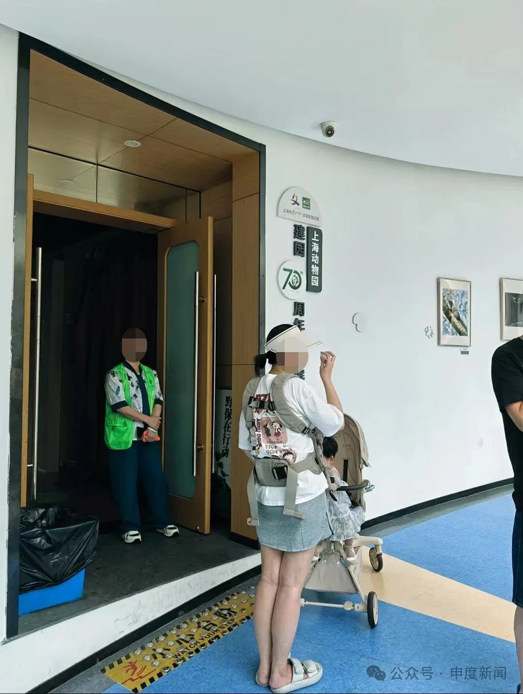 游客夫妻在展馆给婴儿喝奶瓶被赶,上海动物园:不在展馆饮食是文明规范 游客夫妻在展馆给婴儿喝奶瓶被赶,上海动物园:不在展馆饮食是文明规范