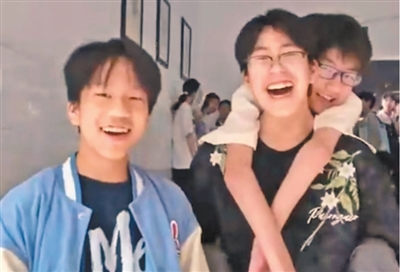 两少年连续三年背同学‍上学，“铁三角”的故事暖人心