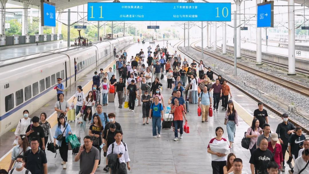 阻挡列车关门,违法! 阻挡列车关门,违法!