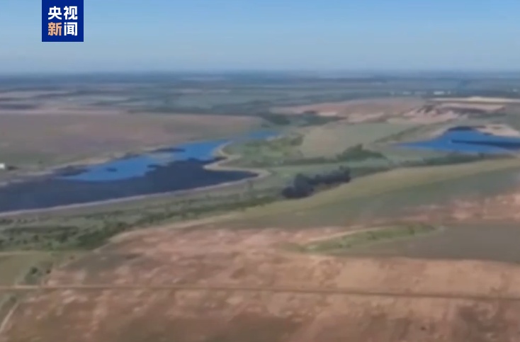 俄空天军向乌军“投掷航空炸弹” 俄空天军向乌军“投掷航空炸弹”