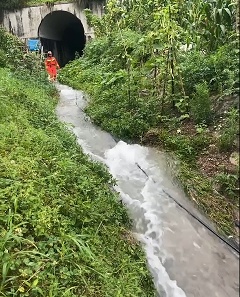 惊险!8岁女孩被冲进下水道,抱住横杆7小时艰难求生 惊险!8岁女孩被冲进下水道,抱住横杆7小时艰难求生