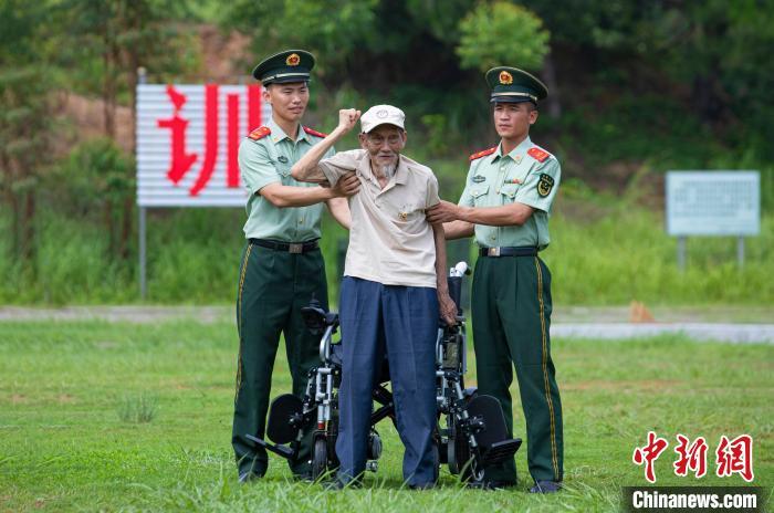 百岁抗战老兵孙洪秀庆生 重返军营参观感慨万千 百岁抗战老兵孙洪秀庆生 重返军营参观感慨万千