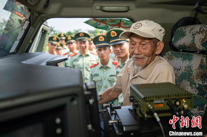 百岁抗战老兵孙洪秀庆生 重返军营参观感慨万千 百岁抗战老兵孙洪秀庆生 重返军营参观感慨万千