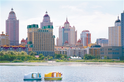 到素有“欧亚之窗”美誉的满洲里感受三国青少年交流——“遛洋娃”与“玩套娃” 到素有“欧亚之窗”美誉的满洲里感受三国青少年交流——“遛洋娃”与“玩套娃”