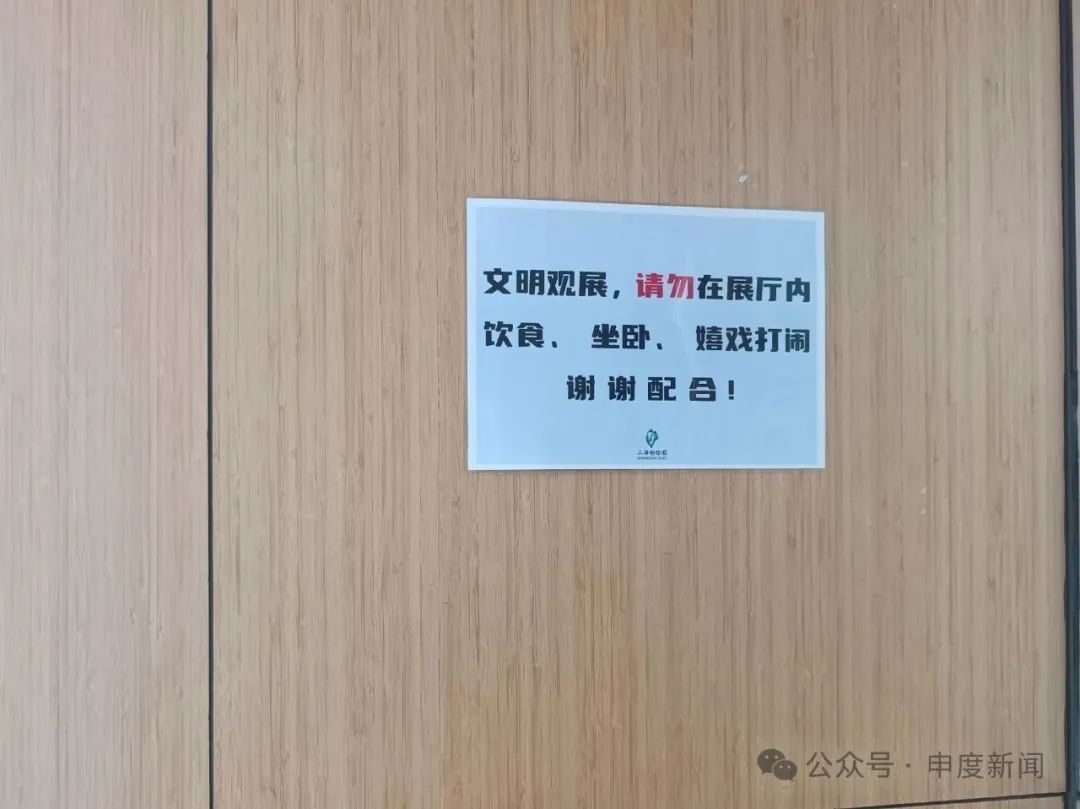 游客夫妻在展馆给婴儿喝奶瓶被赶,上海动物园:不在展馆饮食是文明规范 游客夫妻在展馆给婴儿喝奶瓶被赶,上海动物园:不在展馆饮食是文明规范