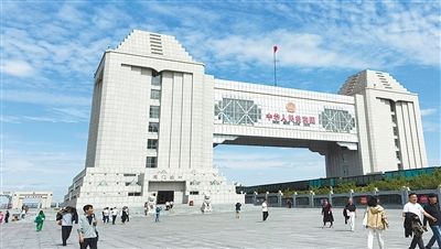 到素有“欧亚之窗”美誉的满洲里感受三国青少年交流——“遛洋娃”与“玩套娃” 到素有“欧亚之窗”美誉的满洲里感受三国青少年交流——“遛洋娃”与“玩套娃”