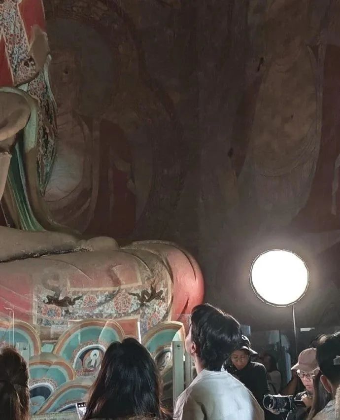 女演员韩雪被质疑“在文物前打强光录节目”,应县木塔管护中心回应 女演员韩雪被质疑“在文物前打强光录节目”,应县木塔管护中心回应