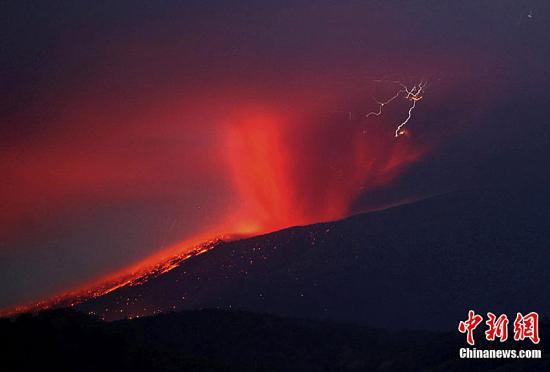 日本新燃岳火山连续喷发