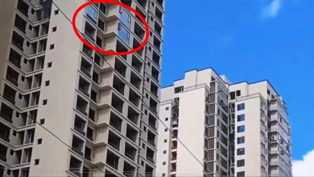 惊险！男子被困20米高空，命悬一线！