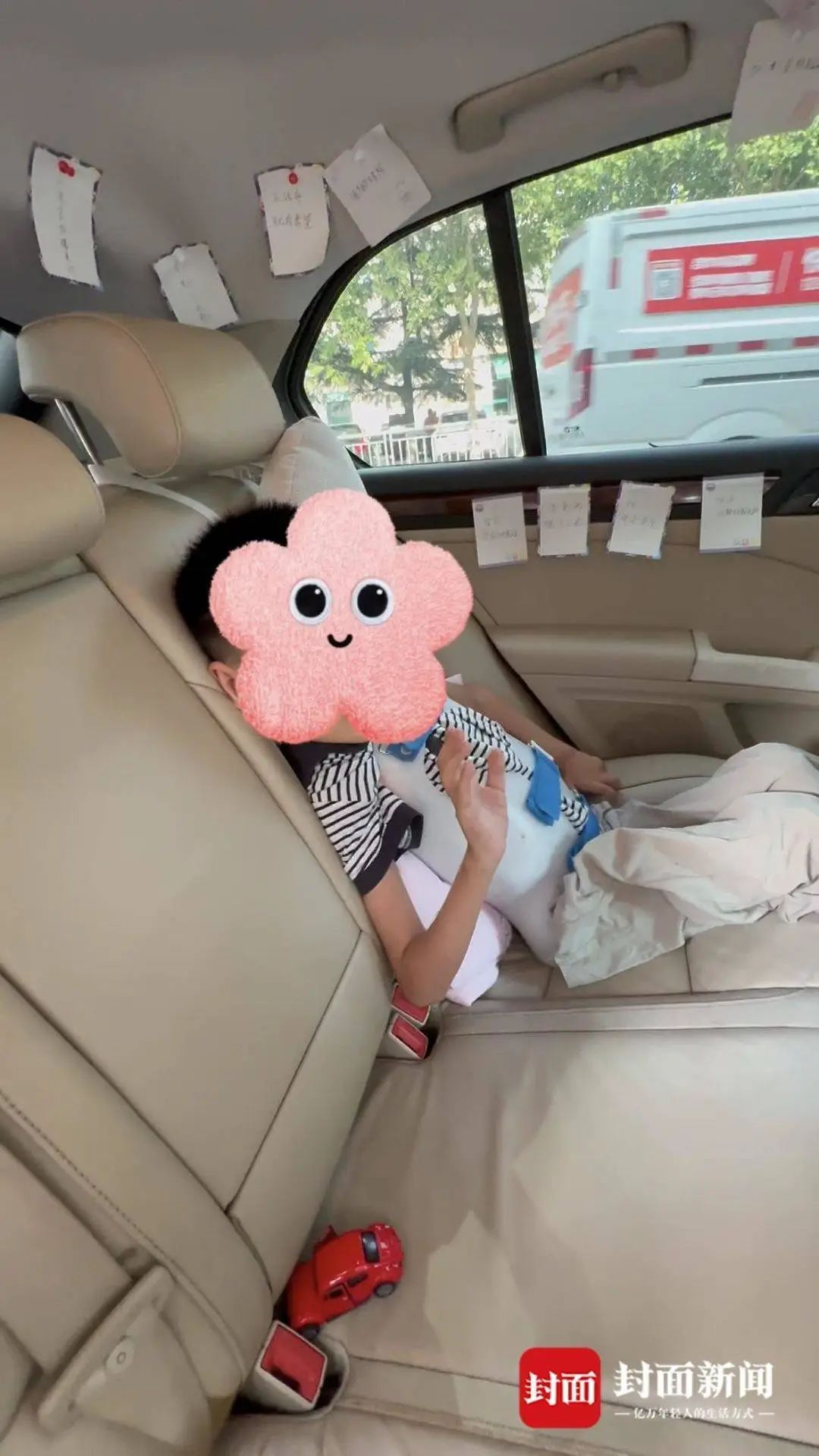 27岁宝妈载罕见病儿子开网约车,乘客祝福贴满车厢,有人偷留1万元现金 27岁宝妈载罕见病儿子开网约车,乘客祝福贴满车厢,有人偷留1万元现金