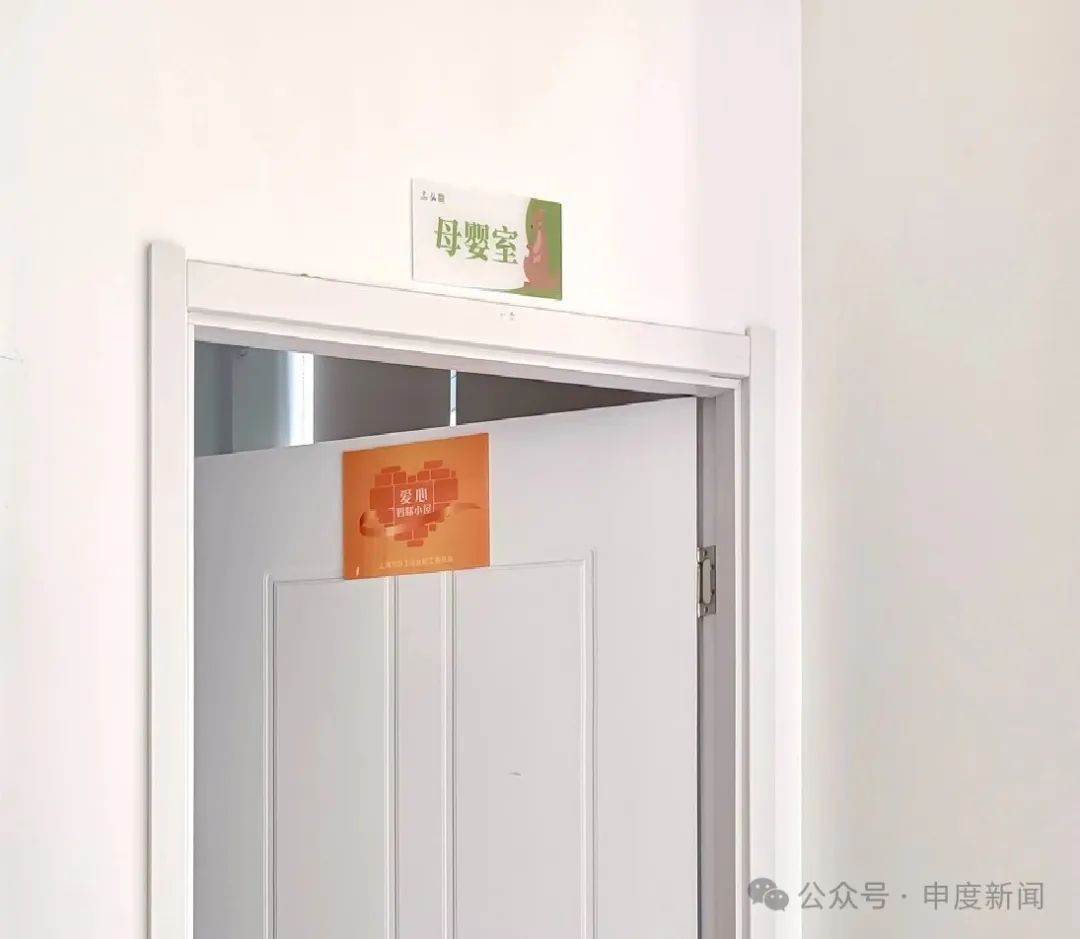 游客夫妻在展馆给婴儿喝奶瓶被赶,上海动物园:不在展馆饮食是文明规范 游客夫妻在展馆给婴儿喝奶瓶被赶,上海动物园:不在展馆饮食是文明规范