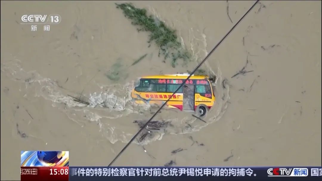 河道漫水致中巴车遇险！