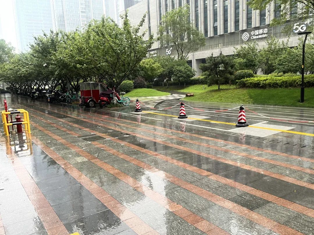 “突然天黑下大雨”，南京发布强对流黄色预警：雷电+强降水+8级阵风