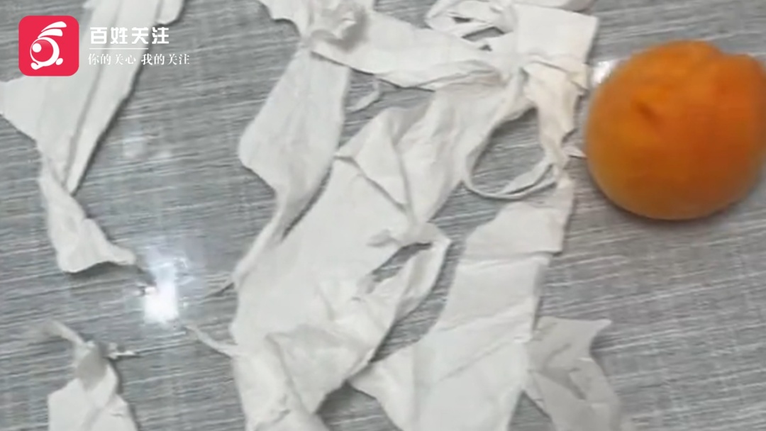 水果箱底填充物是卫生巾边角料？顾客：不仅恶心，我还送了两箱给朋友
