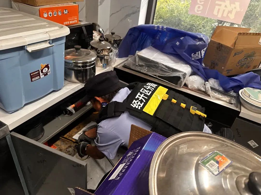 镇江一小区居民厨房，钻进约2米长大蛇！