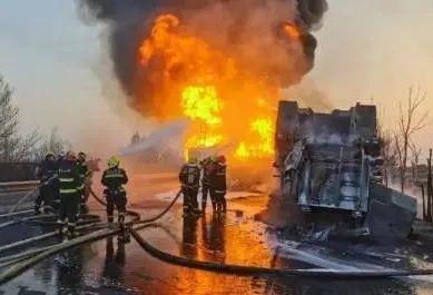 橄榄绿→火焰蓝→松枝绿 他4年穿过3种制服 橄榄绿→火焰蓝→松枝绿 他4年穿过3种制服