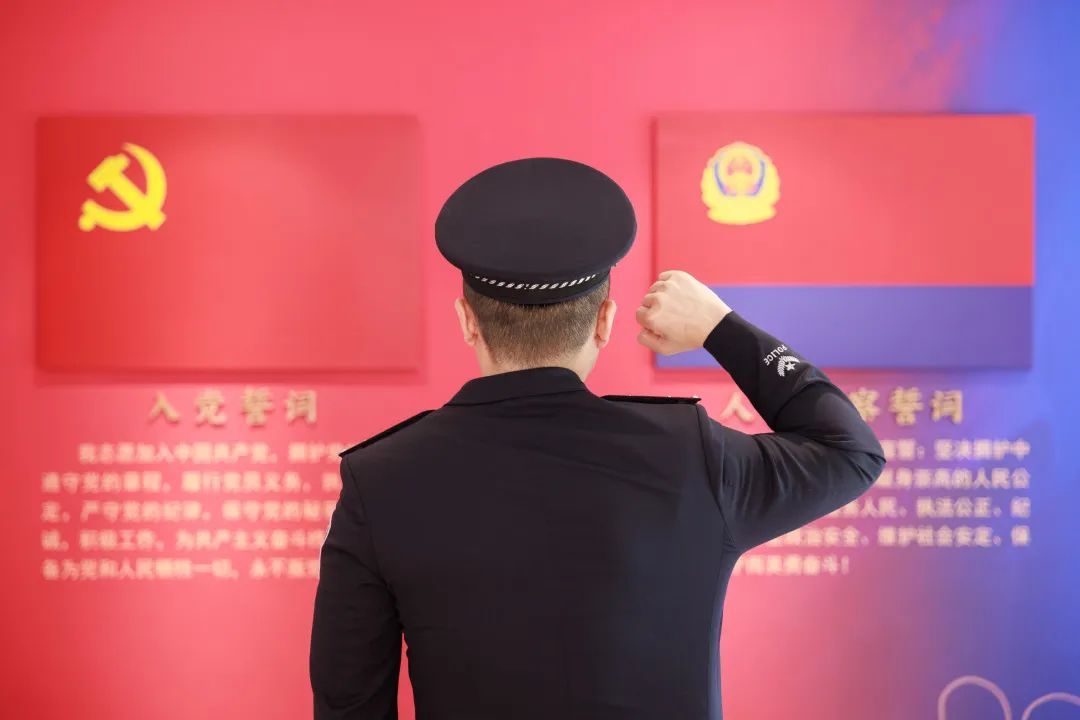 放弃留校选择入警,他现在怎么样了? 放弃留校选择入警,他现在怎么样了?