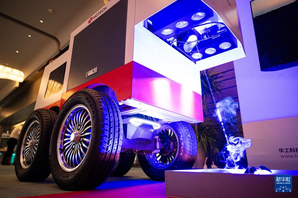 国内首台全天时智能激光除草机器人发布 国内首台全天时智能激光除草机器人发布