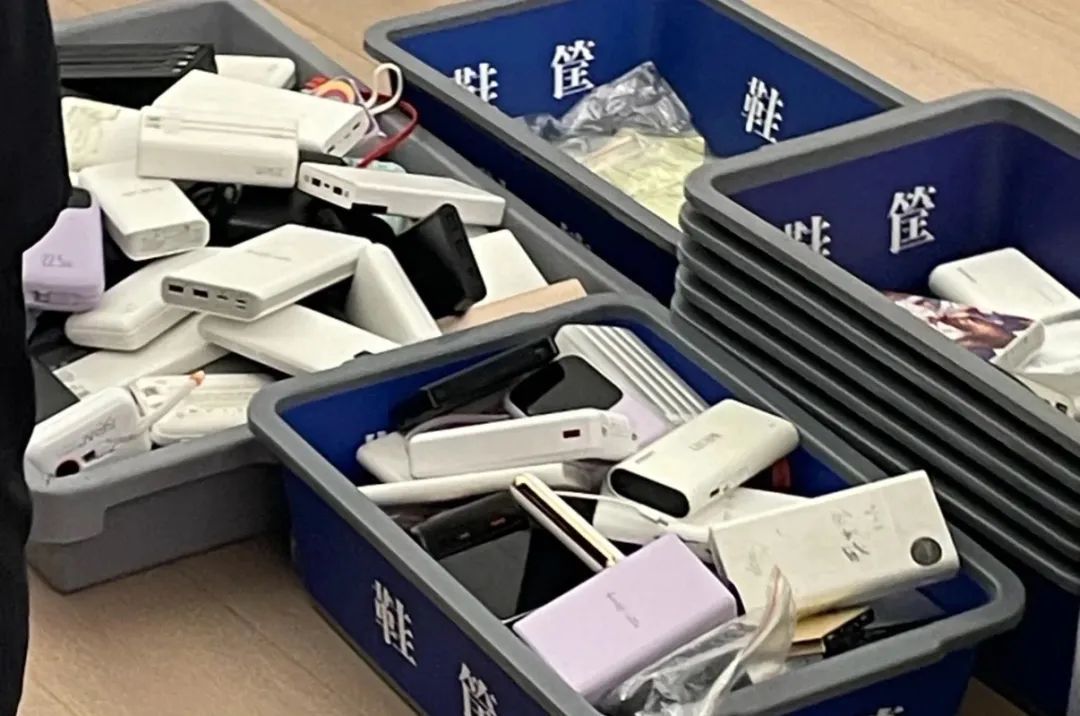 “成筐的充电宝被拦下”!买3C贴纸过安检? “成筐的充电宝被拦下”!买3C贴纸过安检?