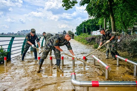 辛苦了!子弟兵清淤助群众恢复正常生活 辛苦了!子弟兵清淤助群众恢复正常生活