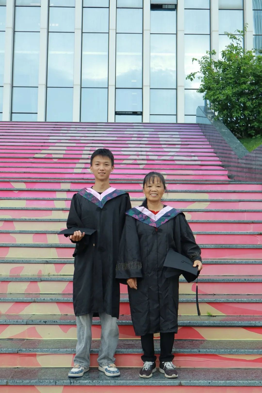 全网点赞！跨越700多公里，广西一大学生带妈妈参加毕业典礼