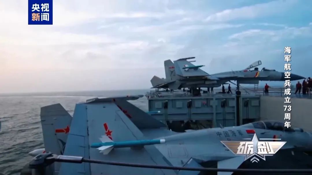 歼-15挂弹起飞高空缠斗驱离外机!影像公布 歼-15挂弹起飞高空缠斗驱离外机!影像公布