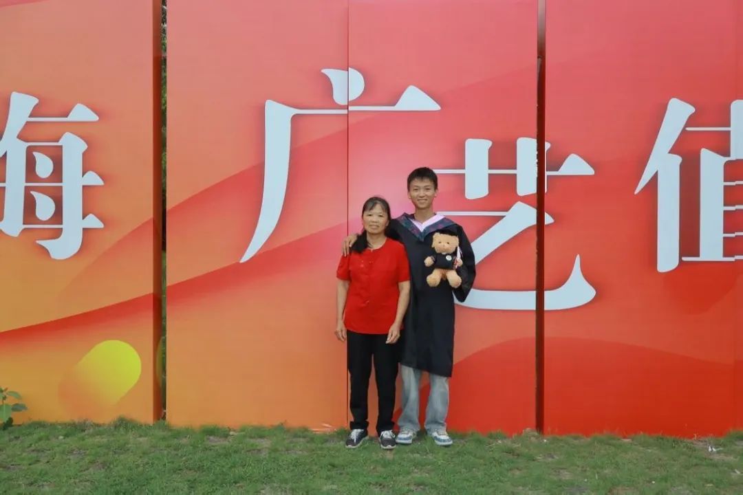 全网点赞！跨越700多公里，广西一大学生带妈妈参加毕业典礼