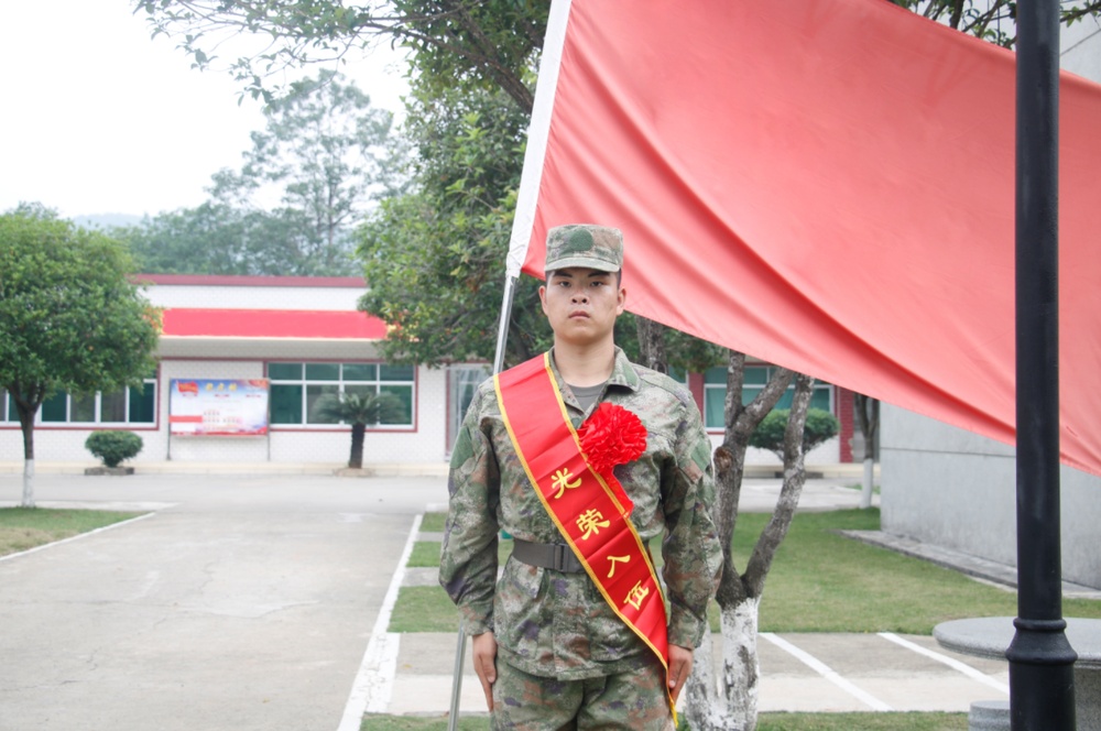 橄榄绿→火焰蓝→松枝绿 他4年穿过3种制服 橄榄绿→火焰蓝→松枝绿 他4年穿过3种制服