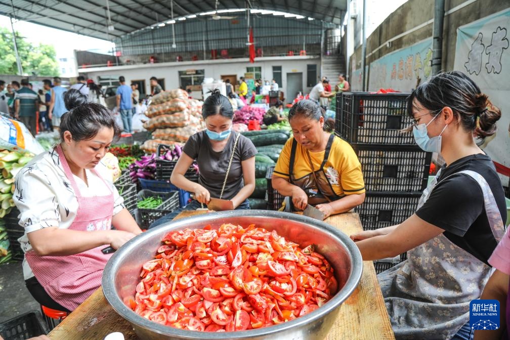 集合，带上菜刀？村民道出实情：为抗洪救灾人员做饭