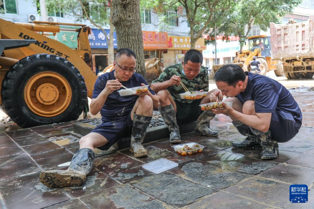 集合，带上菜刀？村民道出实情：为抗洪救灾人员做饭