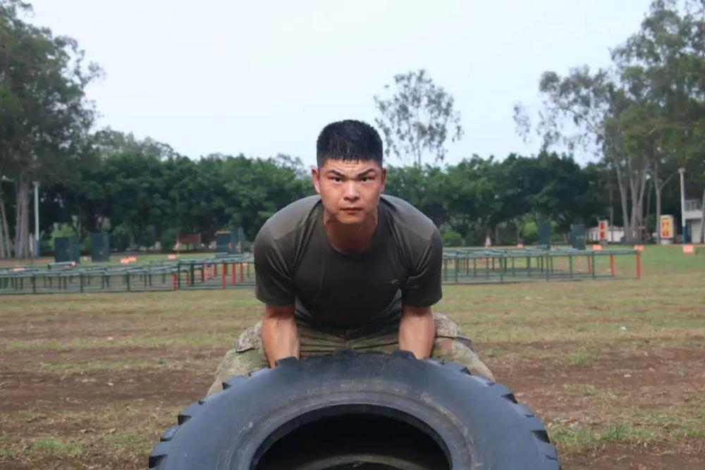 橄榄绿→火焰蓝→松枝绿 他4年穿过3种制服 橄榄绿→火焰蓝→松枝绿 他4年穿过3种制服