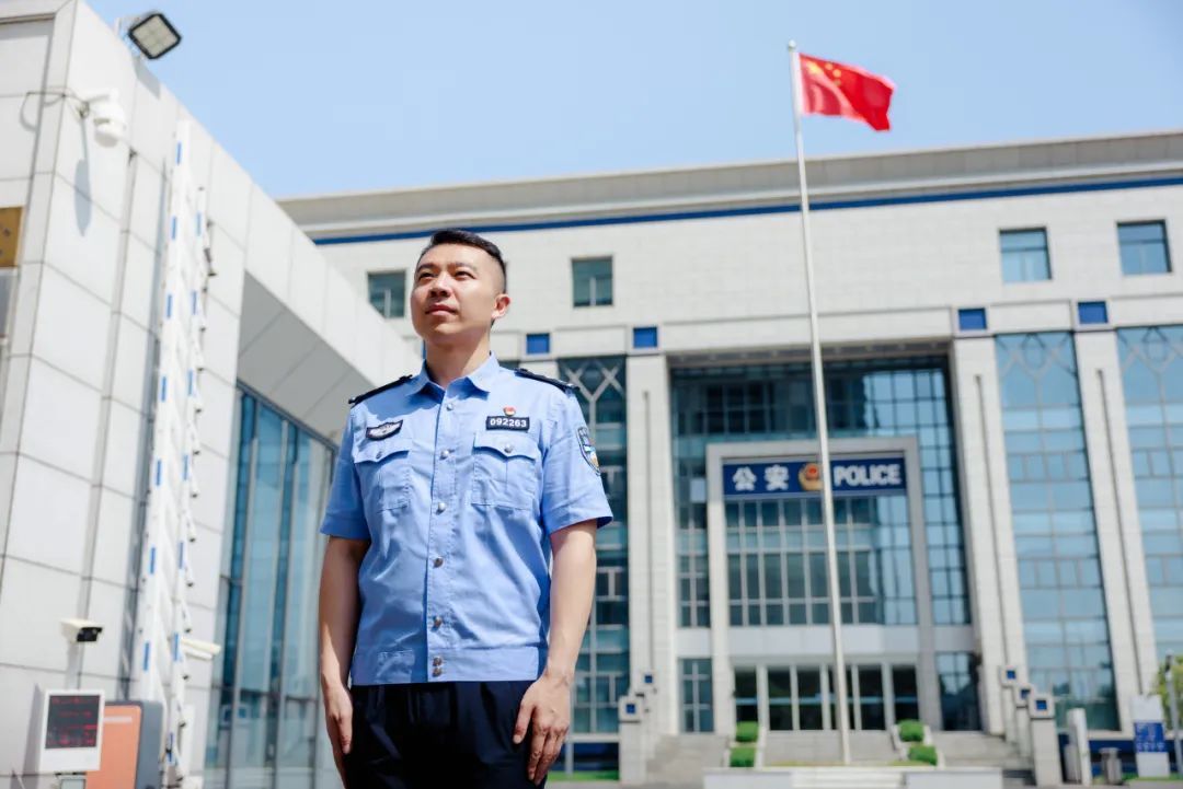 放弃留校选择入警,他现在怎么样了? 放弃留校选择入警,他现在怎么样了?