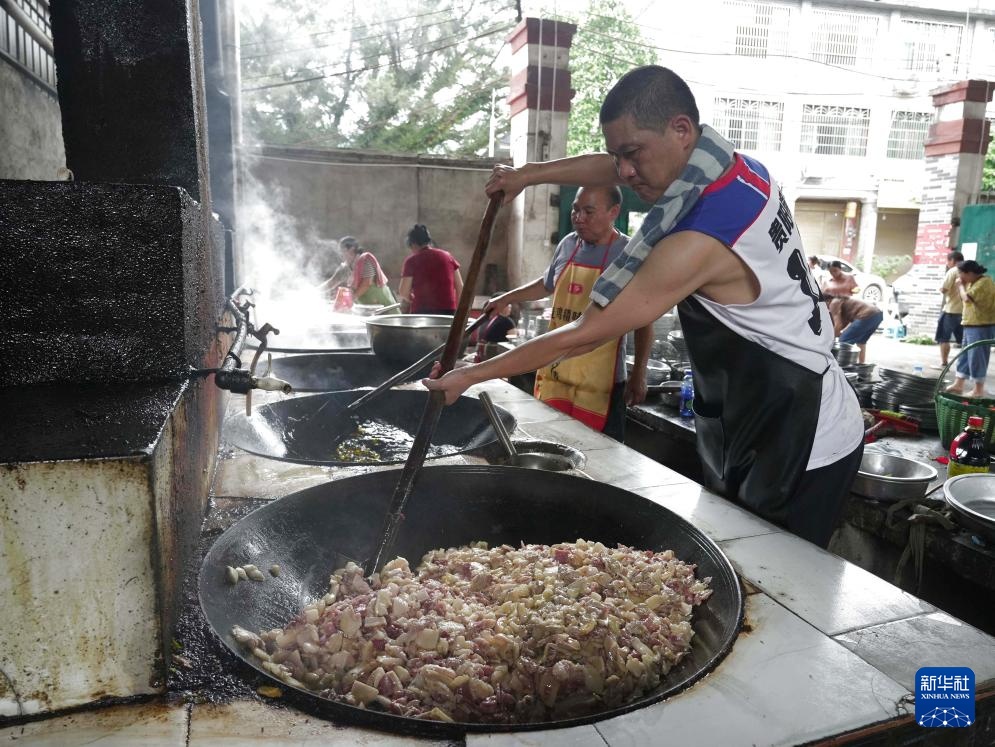 集合，带上菜刀？村民道出实情：为抗洪救灾人员做饭