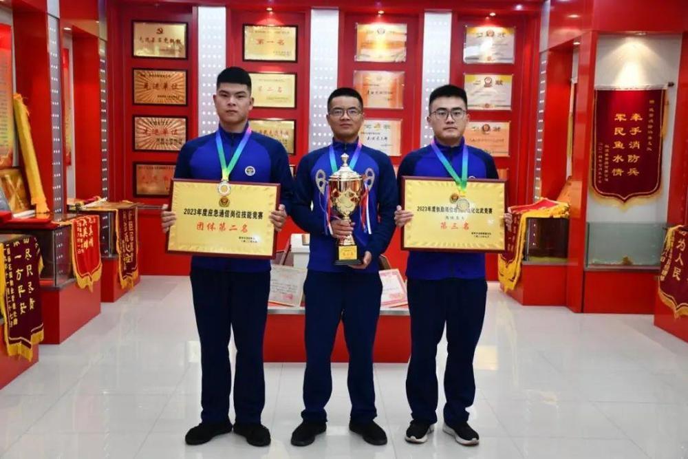 橄榄绿→火焰蓝→松枝绿 他4年穿过3种制服 橄榄绿→火焰蓝→松枝绿 他4年穿过3种制服